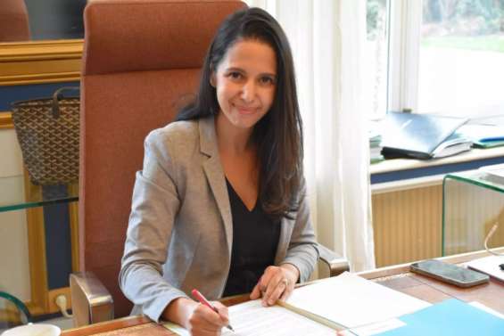Naïma Moutchou, ministre des Outre-mer : 