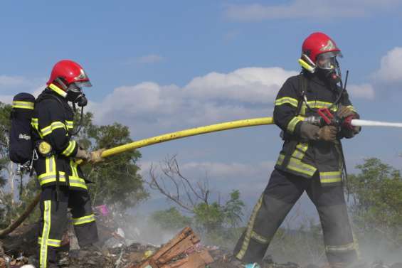 Camion en feu à Pouembout : intervention en cours