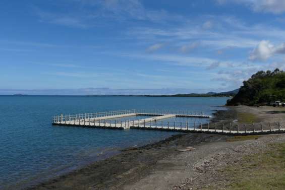 Koumac : la piscine en mer fermée après l’incendie des pontons flottants