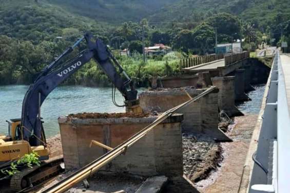 Après 72 ans de service, le pont historique de Thio est en cours de démolition