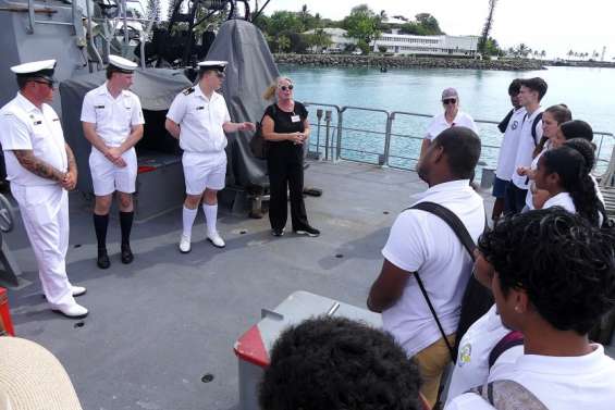 Des élèves de classes défense en immersion sur un patrouilleur australien