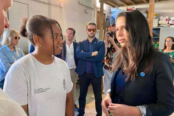 La ministre Naïma Moutchou constate l’état du lycée Petro-Attiti et confirme le soutien de l’État