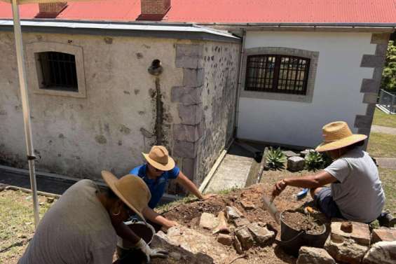 Patrimoine : de nouvelles fouilles sur le site historique de l’île Nou en vue d’un projet de restauration