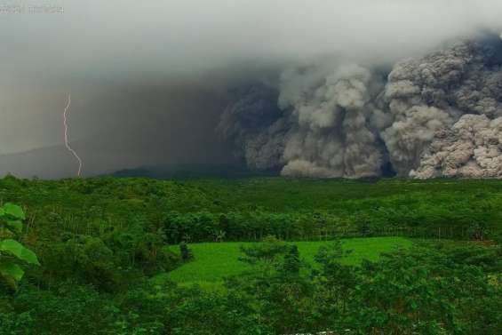 [VIDÉO] Indonésie : niveau d’alerte maximal après l’éruption d’un volcan à Java