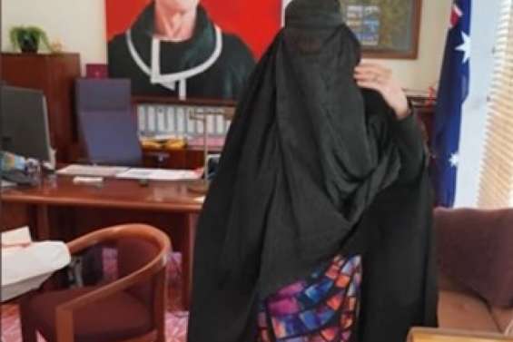 Australie : une sénatrice d’extrême droite revêt une burqa au Parlement