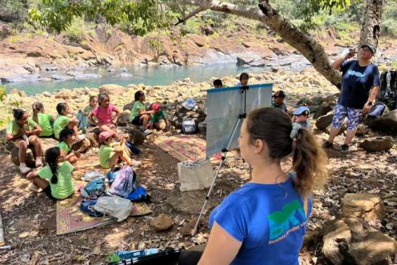 Des élèves de CP découvrent le cycle de l’eau au parc de la Dumbéa