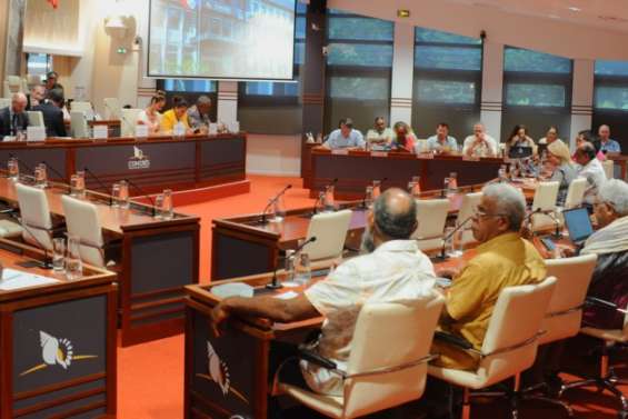 Bougival : les élus calédoniens pris de court par l'annonce de l’abandon de la consultation anticipée