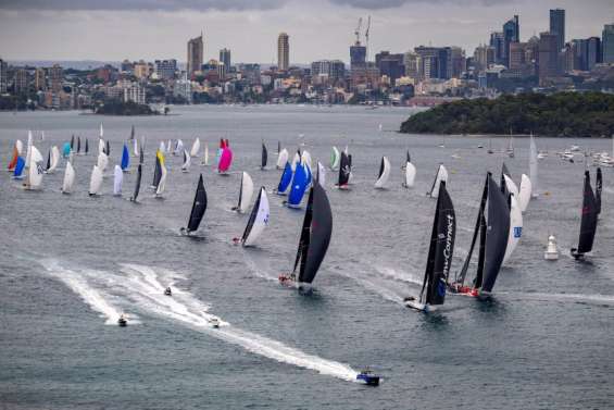 Voile : la flotte de la Sydney-Hobart s’élance avec un hommage aux victimes de Bondi
