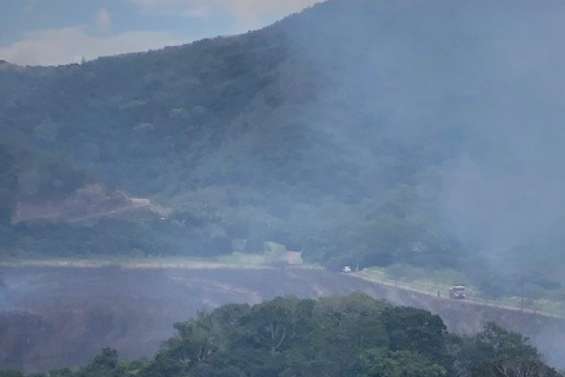 Païta : trois habitations protégées et 25 hectares détruits par les flammes à la tribu de Naniouni