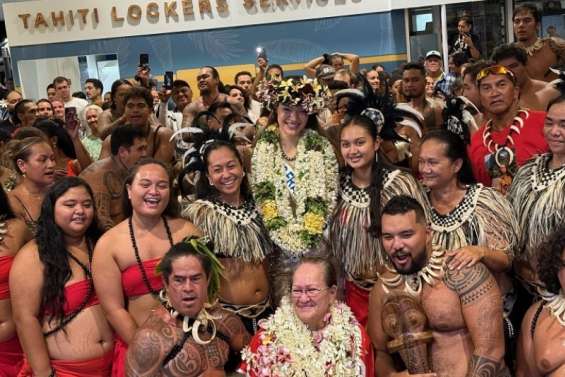 Hinaupoko de retour à Tahiti avec sa couronne de Miss France