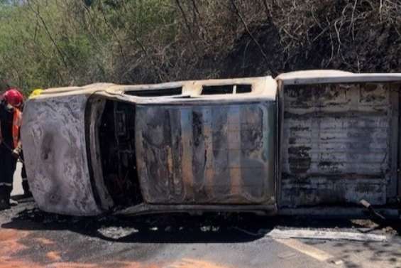 Une voiture accidentée prend feu dans le col de la Pirogue
