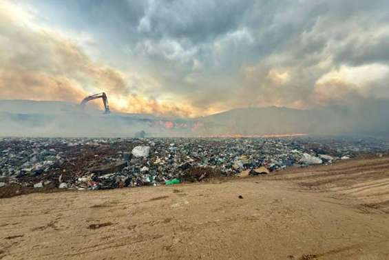 Païta : un hectare de déchets plastiques brûlés dans un incendie au centre d’enfouissement de Gadji