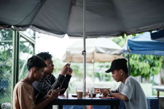 Indonésie : les moins de 16 ans disent adieu aux réseaux sociaux