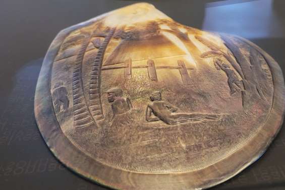 La gravure sur nacre, cet art oublié des bagnards