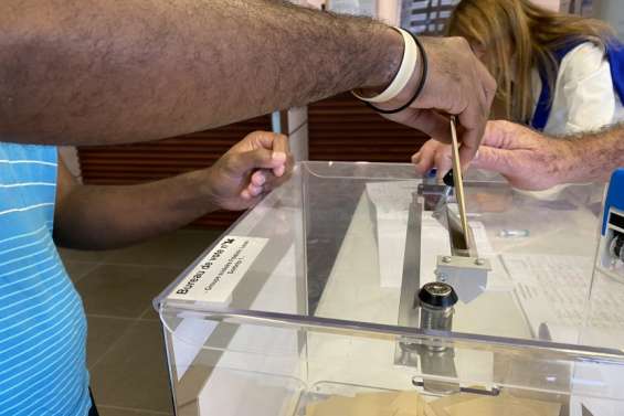 Provinciales : Sébastien Lecornu annonce un corps électoral élargi aux natifs et à leurs conjoints