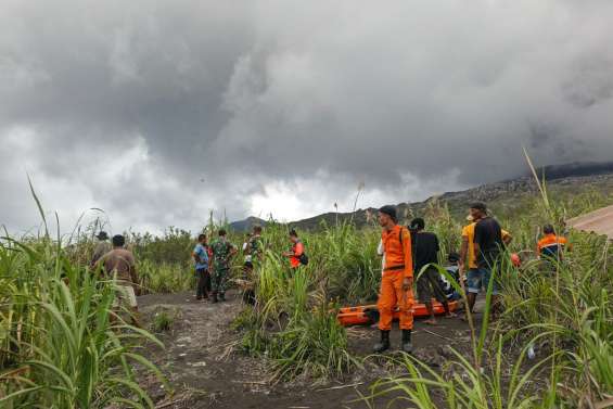 Indonésie : trois randonneurs morts, des blessés et des disparus après l'éruption d'un volcan