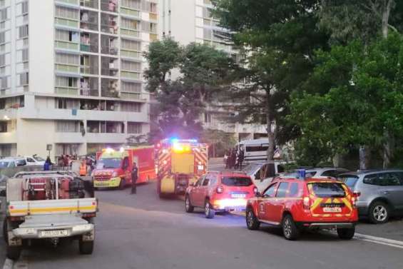 [Mise à jour] Incendie au 11e étage d’une des tours de Magenta, la piste criminelle privilégiée