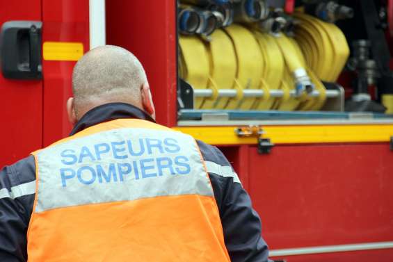 Trois véhicules et deux garages partis en fumée, les maisons 