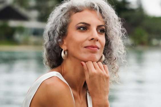 [MAGAZINE] Accepter ses cheveux gris : le parcours inspirant de Nadia