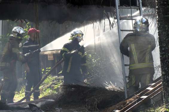 Incendie au Kuendu Beach : une salle détruite par les flammes, le feu désormais maîtrisé