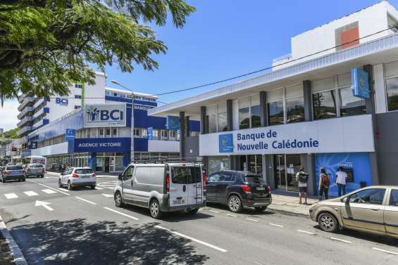 Tarifs bancaires : les écarts se réduisent avec l’Hexagone