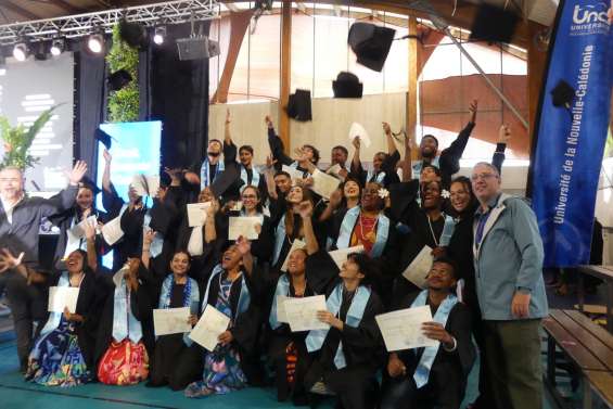 L’université célèbre ses diplômés dans une cérémonie à l’américaine