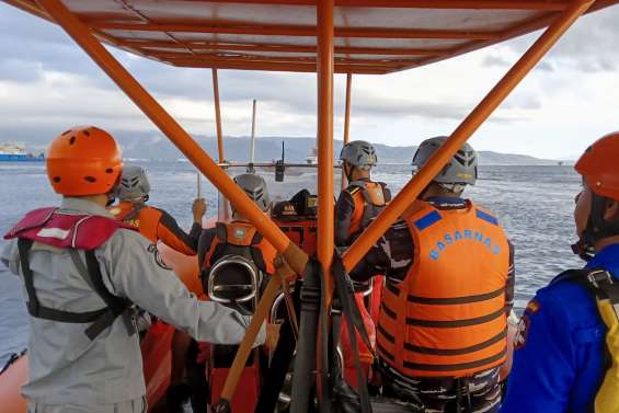 Un bateau coule en Indonésie : un mort et 24 disparus