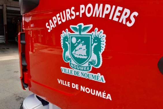 Une maison partie en fumée dans la nuit à Nouméa