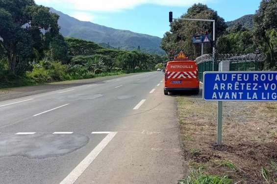 Col de la Pirogue : des feux rouges pour arrêter la circulation en cas d'accident