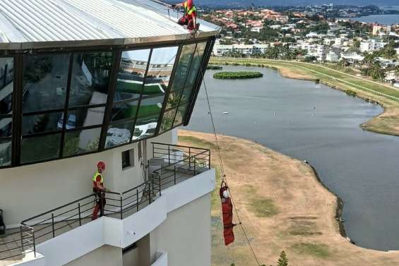 À 80 mètres du sol, l’exercice spectaculaire des pompiers de Nouméa sur les tours du Ramada