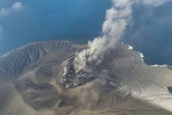 Indonésie : huit aéroports fermés après une éruption volcanique, 170 000 passagers bloqués