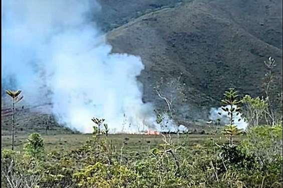 Incendie en cours près du lac de Yaté