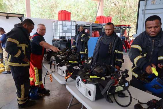 La Nouvelle-Calédonie forme dix sapeurs-pompiers de Papouasie et Fidji