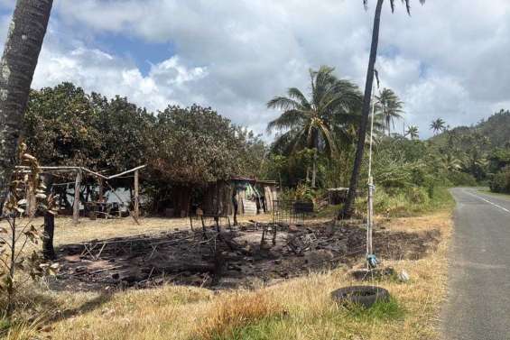 Ponérihouen : deux farés incendiés le long de la RT3