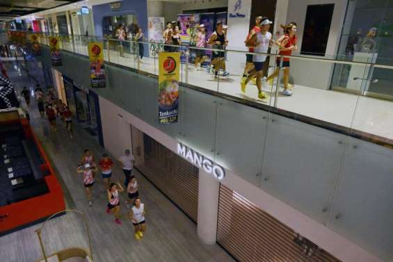 À Singapour, des joggeurs courent dans un centre commercial pour échapper aux fumées des incendies indonésiens