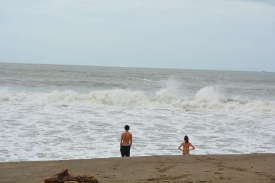 Des vagues tentatrices à la Roche Percée, où la baignade est restée interdite