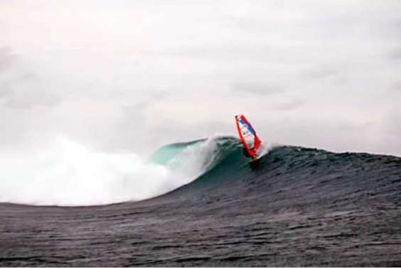 [VIDÉO] Le rider Antoine en freestyle au large de Ténia