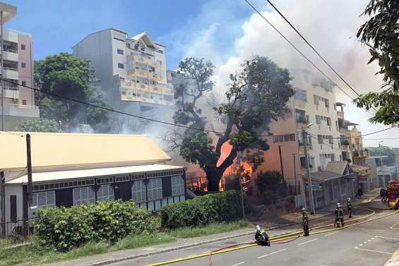 [VIDEO] L'incendie au Quartier-Latin est maîtrisé