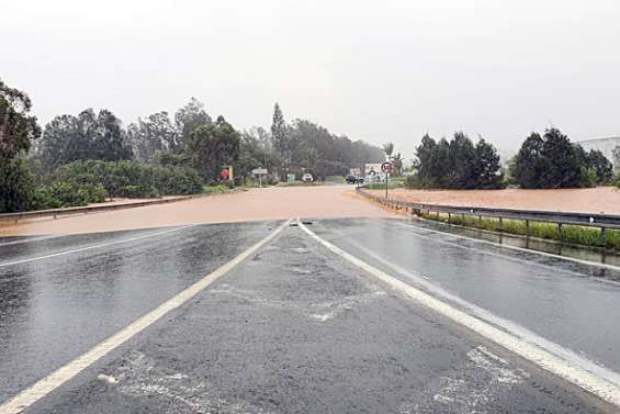 Païta : Les habitants des quartiers inondés invités à rejoindre immédiatement un lieu sécurisé
