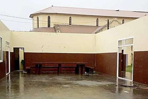 Lucas : le toit de la maison commune de Hnathalo, à Lifou, arraché