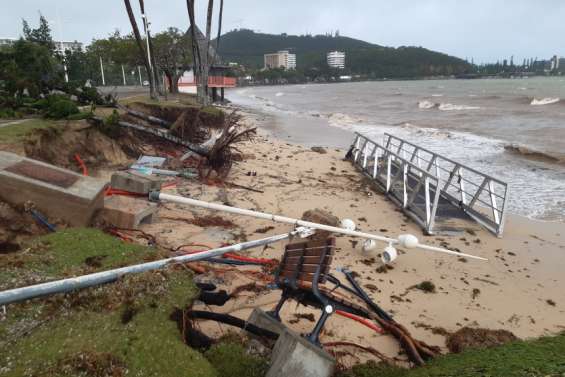 À Nouméa, la plage de l'anse Vata défigurée