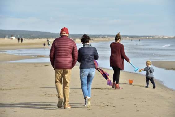 Covid : la France en vacances sous la menace des variants