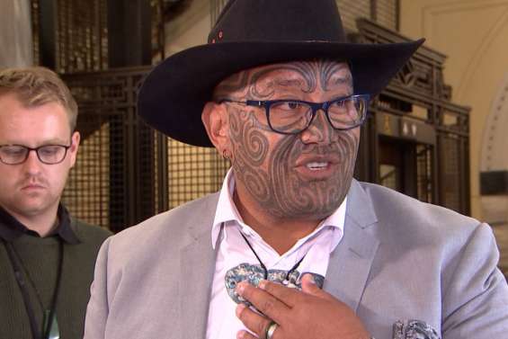 Un parlementaire maori rejette le port de la cravate