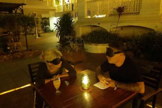 Se laisser séduire par un premier rendez-vous les yeux bandés