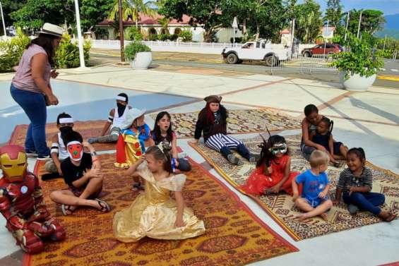 Clowns et crêpes pour Mardi gras, sur le parvis de la mairie