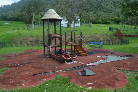 À Dumbéa, l'aire de jeux de Katiramona saccagée et incendiée bientôt réparée