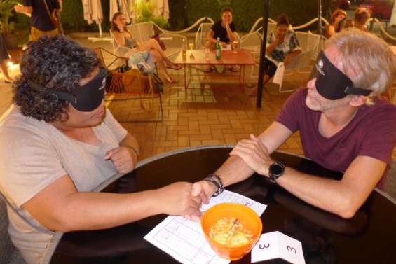 Quelques minutes pour se rencontrer   les yeux masqués, un concept inédit