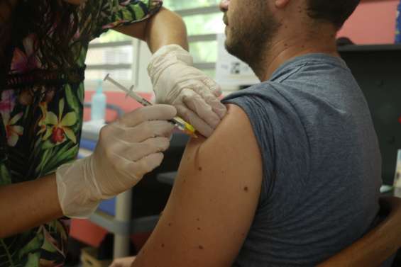 Covid-19 : les personnes âgées et leurs soignants vaccinés dans les maisons de retraite
