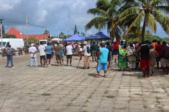 Le Conseil coutumier réunit 80 personnes devant l'hôtel de la province
