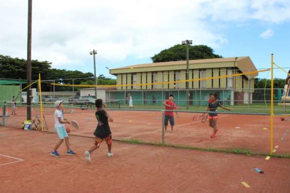 Les jeunes fêtent le tennis à Pouembout